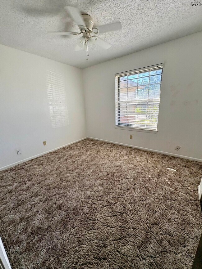 Building Photo - 205 E Garden Dr