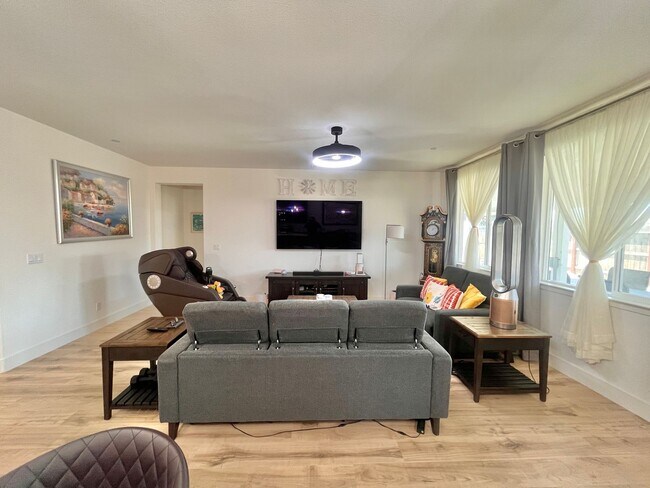 Building Photo - Beautiful 4 Bedroom, 2 Bath Home with Sola...