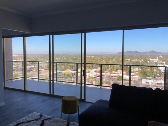 Disfrute de una puesta de sol impresionante desde este enorme balcón - 4750 N Central Ave