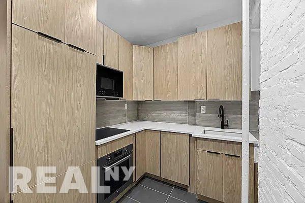 Building Photo - 3 bedroom in Brooklyn NY 11222