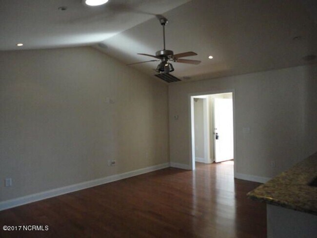 Foto del edificio - Three Bedroom Two Bath Home