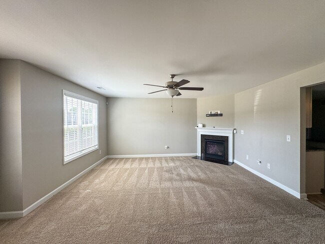 Foto del edificio - 3 Bed 2.5 Bath Home with Spacious Fenced Backyard
