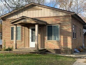 Building Photo - 832 Farnsworth Rd
