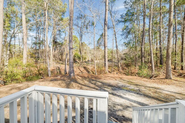 Foto del edificio - Charming 2BR Duplex with Spacious Yard in Springfield