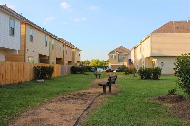 Building Photo - 11703 Beechnut St