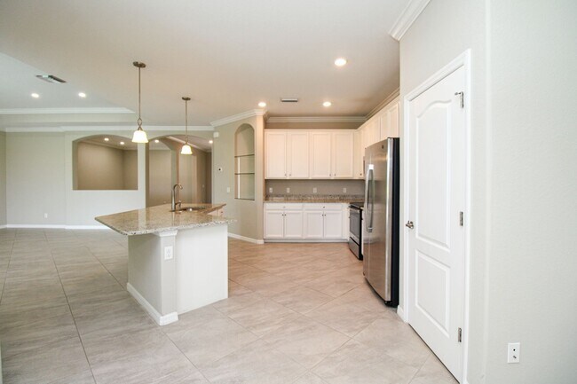 Building Photo - Spacious 4-Bedroom Pool Home in a Prime Ne...