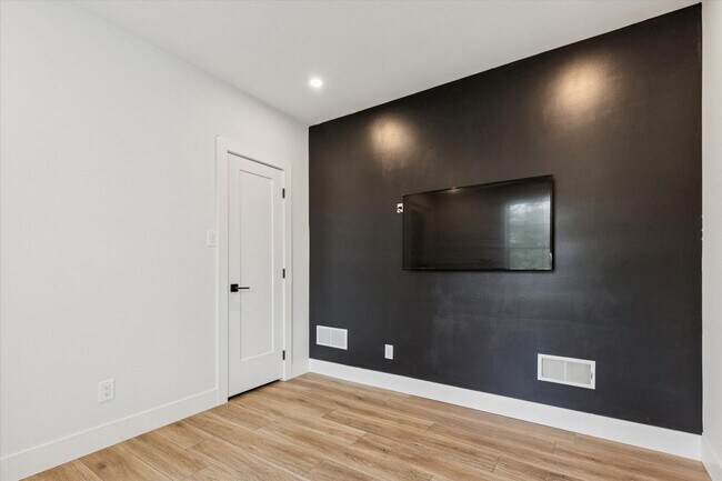 Foto del edificio - Stunning Renovated 5-Bedroom Exton Home – 6-Month Lease, Gourmet Kitchen & Walkout Basement