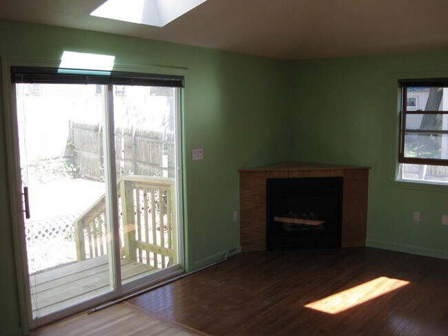 Building Photo - 14 Lake St