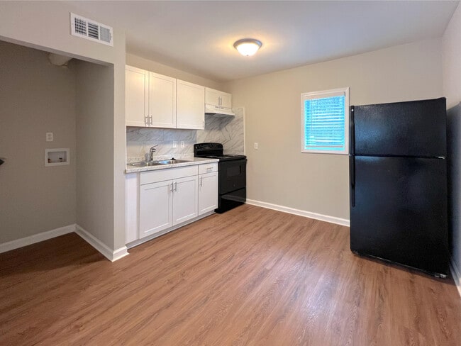 Building Photo - Room in Apartment on Gresham Park Dr
