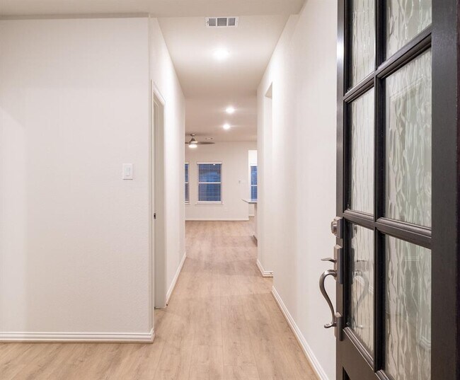 Building Photo - 21126 Lady Of The Lk Ln