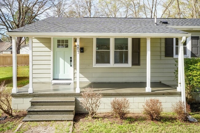 Building Photo - Three Bedroom Home!