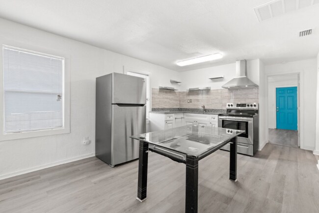 Building Photo - 1050 19th St S