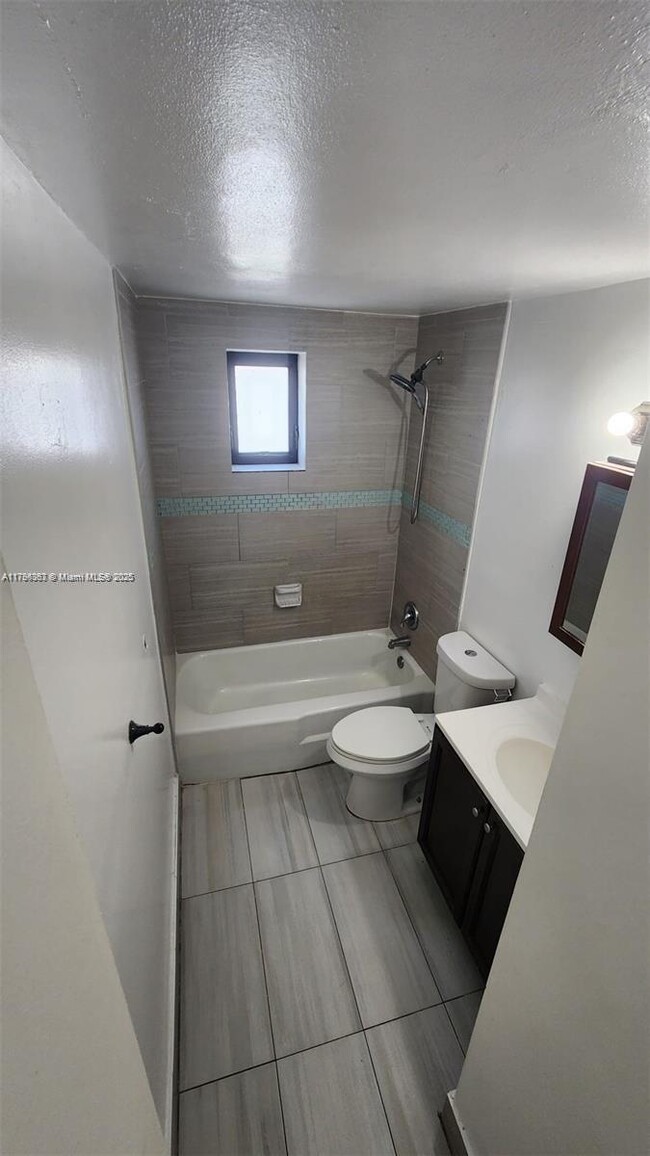 Foto del edificio - 731 Phippen Waiters Rd