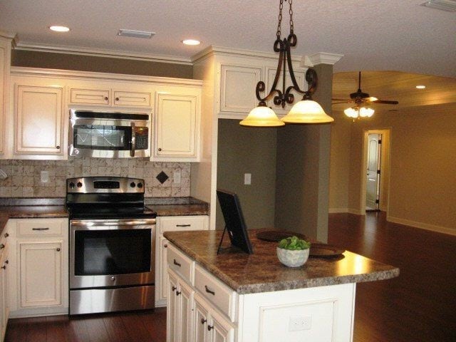 Building Photo - Elegant Retreat in Nelson Hill Subdivision...