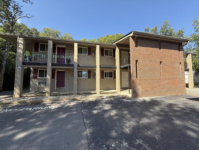 Foto del edificio - Updated 2 Bed/1 Bath - Relaxed, Spacious Living in Knoxville's Favorite Neighborhood—Fountain City!