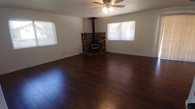 Building Photo - Cute AND Spacious