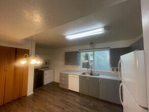 Building Photo - 266 W 750 S