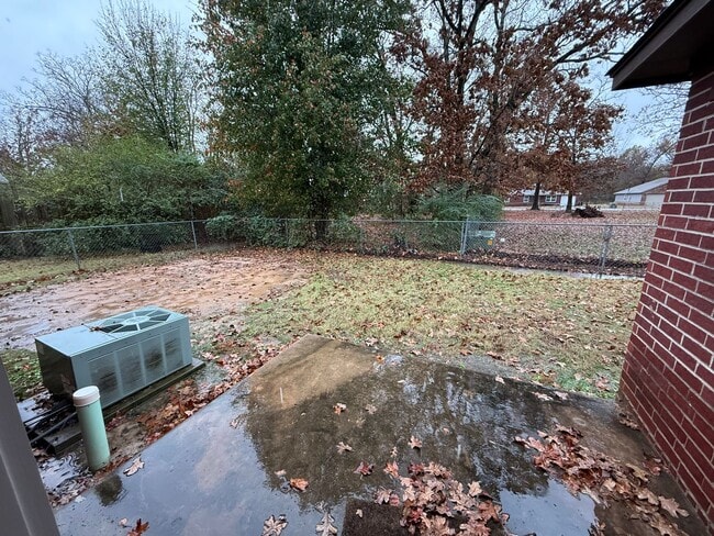 Building Photo - 3 Bed 2 Bath House with 2 Car Garage.  Has Gas Heat & Hot Water