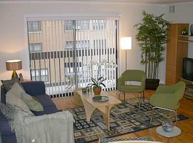 Living Room - 6102 N Sheridan Rd