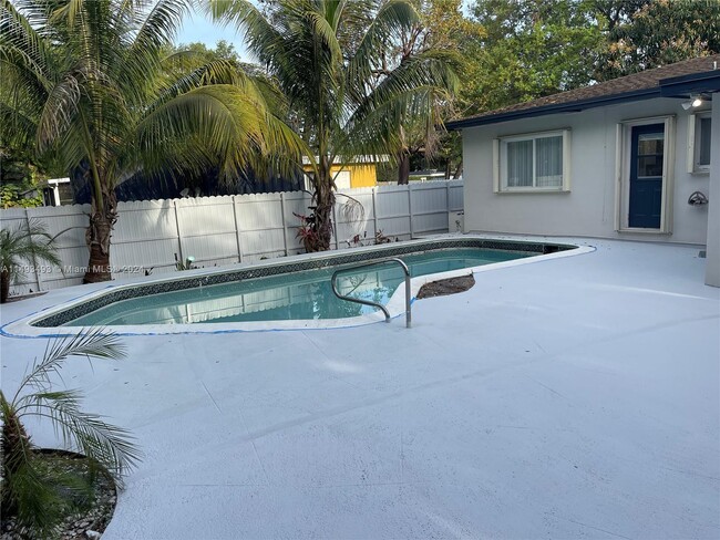 Foto del edificio - 855 NE 143rd St