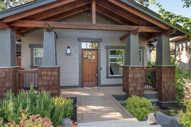 Foto del edificio - Furnished Northwest Crossing Craftsman in Quiet Cul-de-Sac