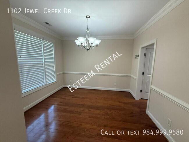 Foto del edificio - 1102 Jewel Creek Dr