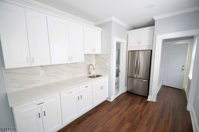 Foto del edificio - 56 Hobart Pl