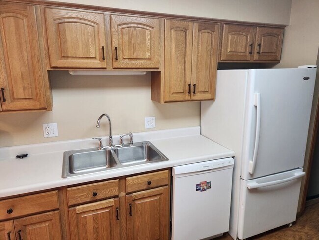 Foto del edificio - 933 Breezewood Cir