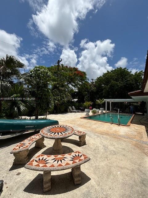 Foto del edificio - 6440 Miller Dr