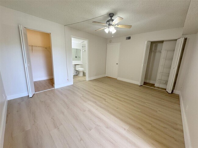 Foto del edificio - 7680 Westwood Dr