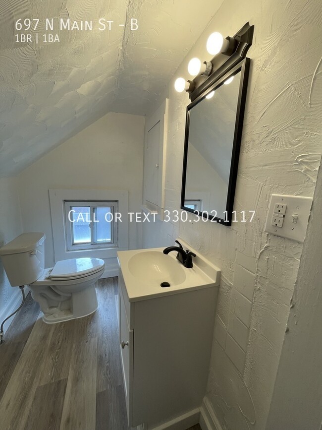 Building Photo - One bedroom one bathroom second level apar...
