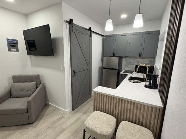 Building Photo - 804 Royal Palm Dr