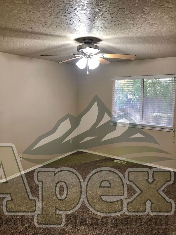 Foto del edificio - 664 N Mineral Wells Ave