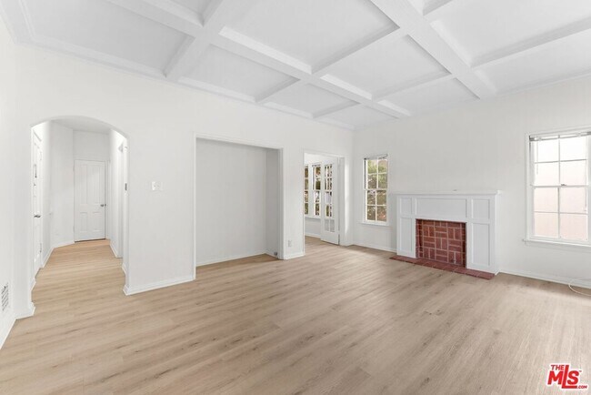 Foto del edificio - 140 S Camden Dr