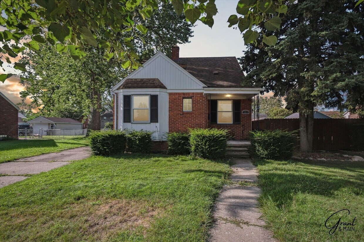 Primary Photo - 3 bedroom - 1 bath - Lincoln Park - $1,400