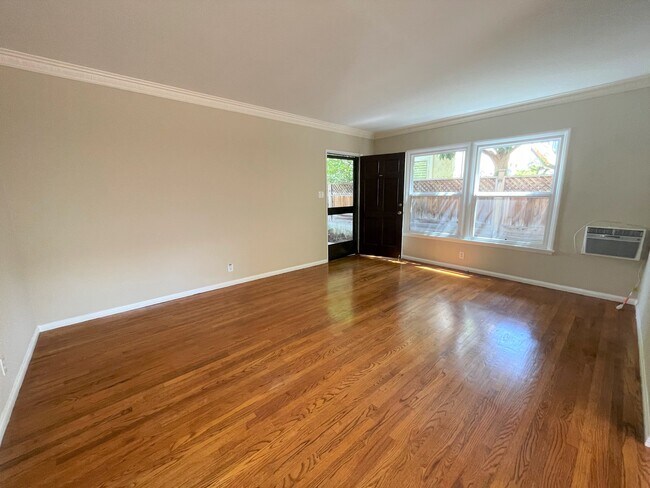 Building Photo - 10620 Holman Ave