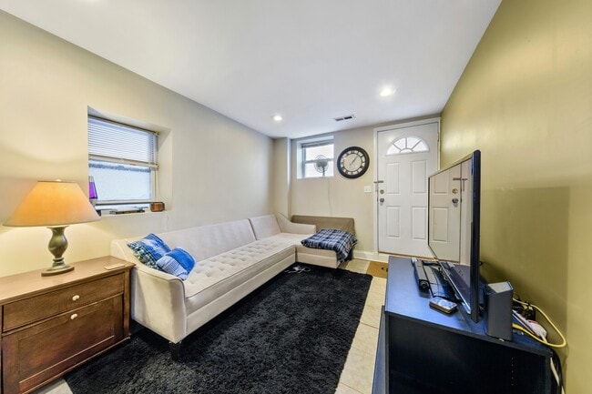 Building Photo - 921 S Oakley Blvd