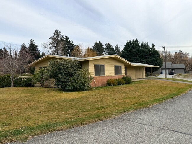 Foto del edificio - Country like setting! Spacious 3+ bed/ 1.5 bath house with garage, large yard, private deck and a...