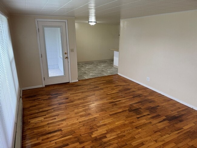 Foto del edificio - Updated 3 bedroom 1 bathroom house on a huge lot!