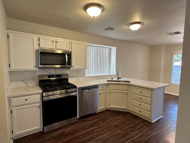 Building Photo - GORGEOUS NORTHWEST HOME, MOVE IN READY!