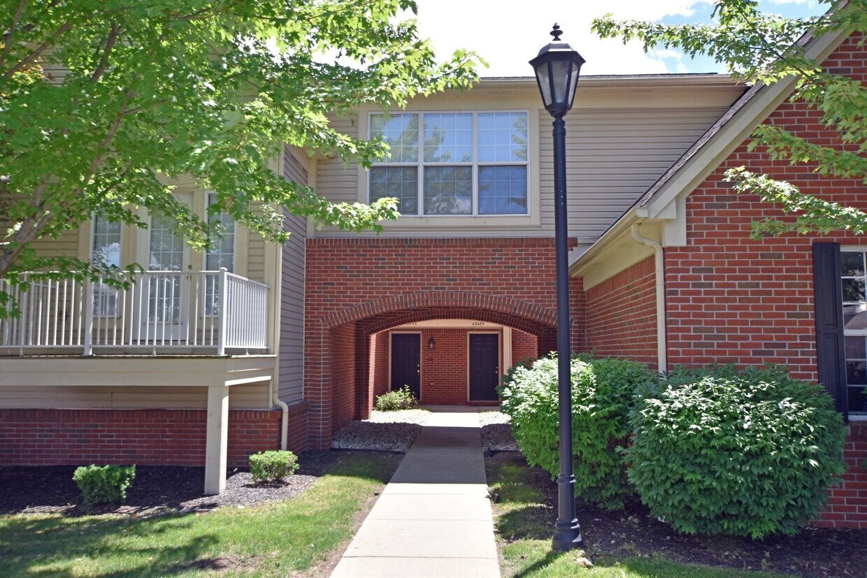 Primary Photo - 3-Bedroom, 2-Bath, 2-Car Garage Condo, Ste...