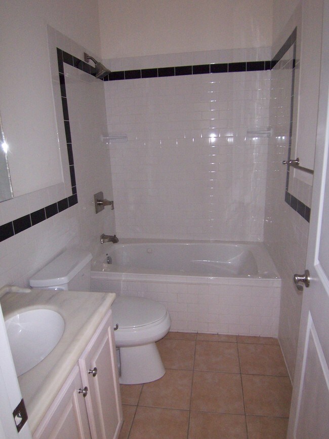 Foto del edificio - 537 E Hall Ln