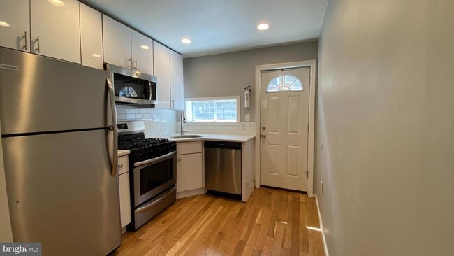 Building Photo - 2321 E Cabot St