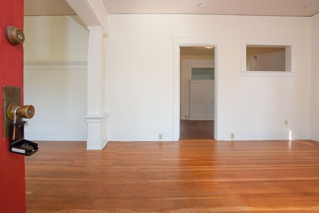 Building Photo - SHORT TERM Rental Phinney / Greenlake area
