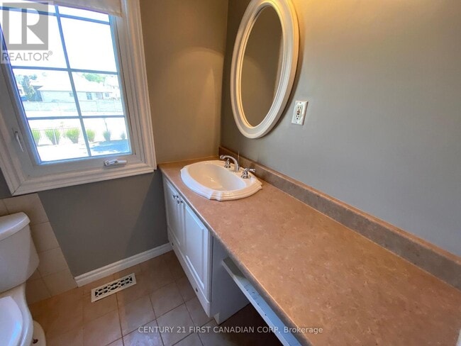 Photo du bâtiment - 1401-1401 Wonderland Rd N