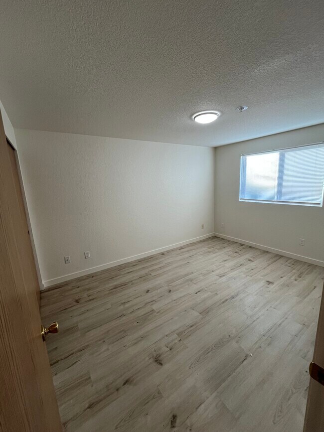 711 Dormitorio - Cedar Pointe Apartments