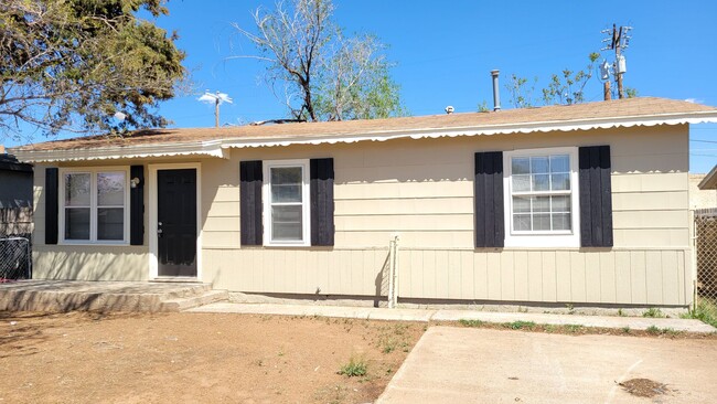 Building Photo - Totally Remodeled!! Available April 1st! 3...