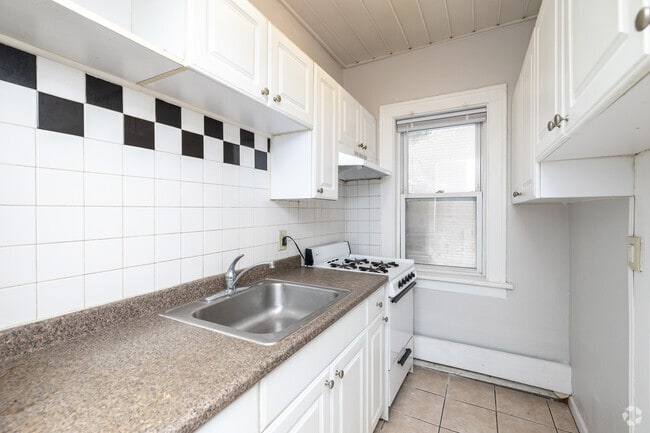 2BR, 1BA - 720SF - Kitchen - 1821 1st Ave S