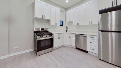 Building Photo - 739 W Briar Pl