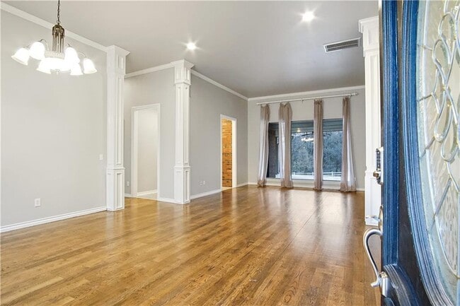 Foto del edificio - 9417 Forest Dale Dr